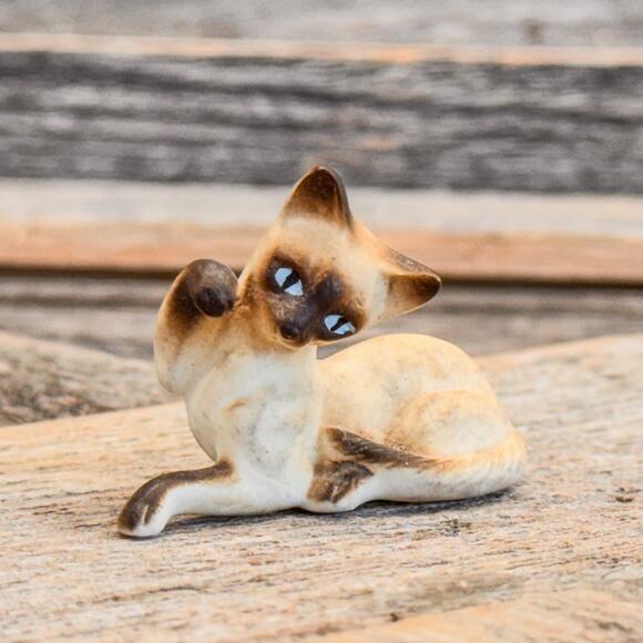 Most Adorable Collection of 9 - Vintage Miniature Cat and Kitten Figurines - Picture 5 of 10